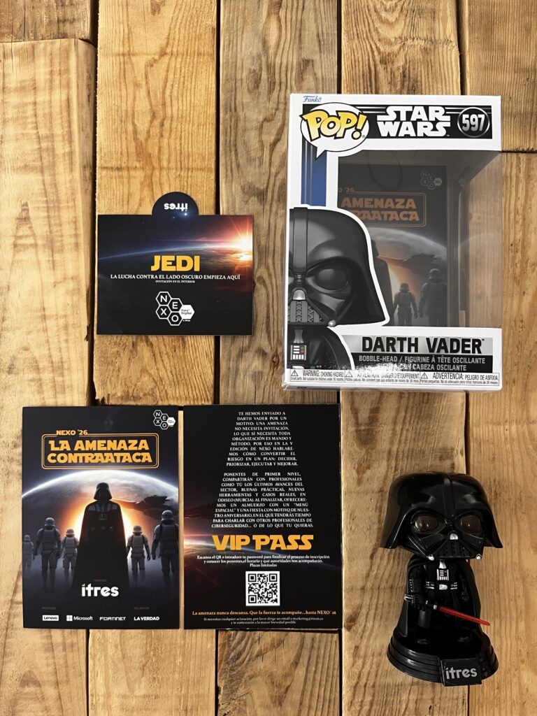 Tarjeta de invitación con la imagen del evento diseñada por Colectivo3. Funko Darth Vader para invitación